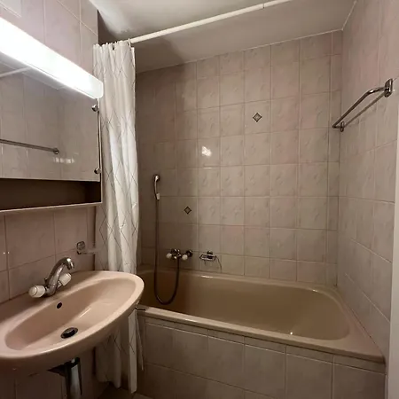 Parking Terrasse Pour 4 Personnes Au *